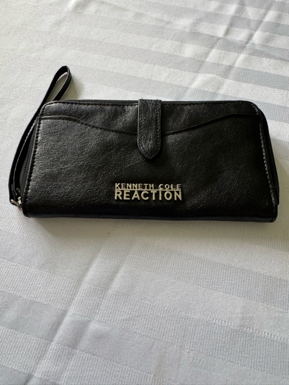 Kenneth Cole Reaction Black Wrist Strap Clutch Wallet